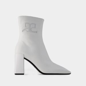 Trendy 24SS Women's Black Boots for Any Occasion